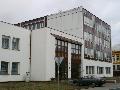 funkcionalistick budova novho gymnzia p.1115/II v ul.Mldenk, postavena r.1995, hlavn vchod, foto: jen 2003