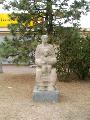 socha "Matka s dttem" od sochae L.Fldra ze 70.let 20.stol. v parku ped nkupnm centrem na sdliti Jin pedmst, foto: z 2003