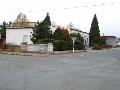 objekt zdravotnho stediska Chiros na nro ul. Stehlkova a V.Novho, postaveno: r.1977 jako matesk kola podniku Kovohut, foto: D.Borek, 24.listopadu 2003